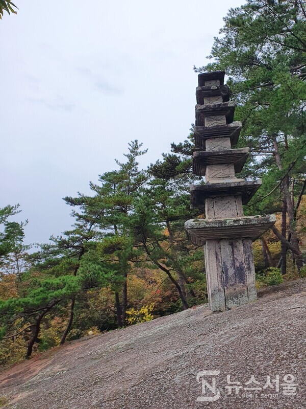운주사 거북바위 교차문 칠층석탑. 운주사 대웅전 오른쪽 산등성이에 난 돌계단을 올라가다 보면 ‘와불’ 못 미쳐 산등성이 중간에 경사진 넓은 바위인 거북바위를 만나게 된다. 이 거북바위에는 바위 위에 기단 없이 조성된 석탑 2기가 있다. 거북바위 5층석탑과 거북바위 7층석탑이 바로 그것인데, 7층석탑의 경우 탑신부에 교차문 × 이 새겨져 있다.