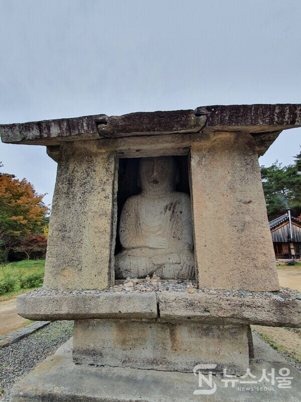 운주사 석조불감(石造佛龕). ‘불감(佛龕)’이란 불상을 모시기 위해 만든 집이나 방을 뜻하는 것으로 일반적인 건축물보다 그 규모가 작은 것이 보통이다. 운주사 석조불감은 운주사 골짜기의 중심부에 위치하며 앞뒤로 각각 탑이 1기씩 있어 야외 불당의 주존불 구실을 하는 배치를 보이고 있다. 감실 내부는 불상 2구가 등을 맞댄 형태로 배치되어 있는데 고려시대 지방화된 불상양식을 나타내고 있다. 우리나라에서는 거대한 석조불감을 만들 사례를 운주사 석조불감 외에는 찾기 어려우며, 등을 맞댄 쌍배불상 또한 유래가 없는 특이한 형식으로 그 가치를 인정받아 보물로 지정되어 있다.