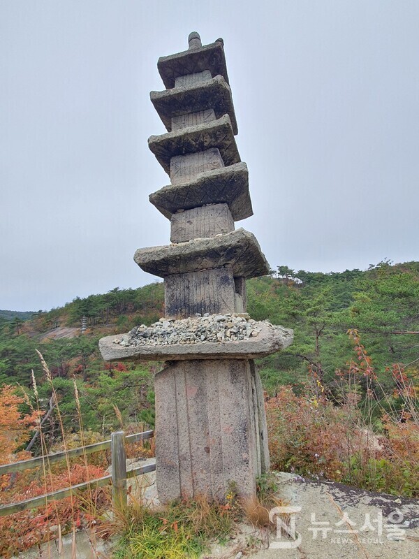 운주사 수직문 칠층석탑. 운주사 계곡 와불과 거북바위, 칠성바위가 있는 서쪽 산록 뿐안 아니라 계곡 동쪽 산록에도 석탑과 석불이 조성되어 있다. 운주사 계곡 동쪽 산등성이에 조성되어 있는 대표적인 석탑이 ‘수직문(III) 칠층석탑’이다. 석탑 모서리 기둥 사이의 면석에 가늘게 층에 따라 7~11선의 수직종선문이 음각되어 있다.