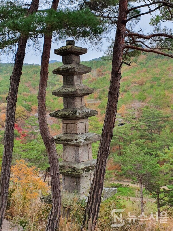 운주사 칠성바위 앞 칠층석탑. 운주사 계곡 서쪽 산록 와불 아래 큰 암반이 있는데 이를 칠성바위라고 한다. 칠성바위에는 지대석이나 기단부 등 별다른 시설없이 자연암반 위에 탑신부만으로 이루어진 7층석탑이 있다. 높이는 7m인데, 칠성바위 위에 7미터의 7층석탑으로 숫자 ‘7’이 연속되어 이채롭다.