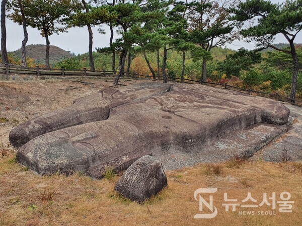 운주사 와불(臥佛). 운주사 천불천탑(千佛千塔) 중 가장 유명한 것이 바로 운주사 와불(臥佛)이다. 흔히 와불(臥佛)이라고 말하는데 정식 명칭은 ‘와형석조여래불(臥形石造如來佛)’이다. 운주사 계곡 서쪽 산 정상의 머리를 남쪽으로 향하고 있는 석불 2구로 크기도 각각 12.7m, 10.3m로 국내에 있는 석불 중 상당히 큰 크기이다. 전설에 따르면 도선국사가 하룻밤 사이에 천불천탑을 세우고 와불을 마지막으로 일으켜 세우려 하였으나 새벽닭이 울어서 중단할 수 밖에 없었다고 한다. 운주사의 많은 석불 중 가장 중요한 의미를 지니며 조선 후기 민간신앙에서는 이 와불이 일어서면 새로운 세상이 펼쳐진다는 말도 전해지고 있을 정도로 민간에서도 중요한 의미로 전해지는 불상이다.