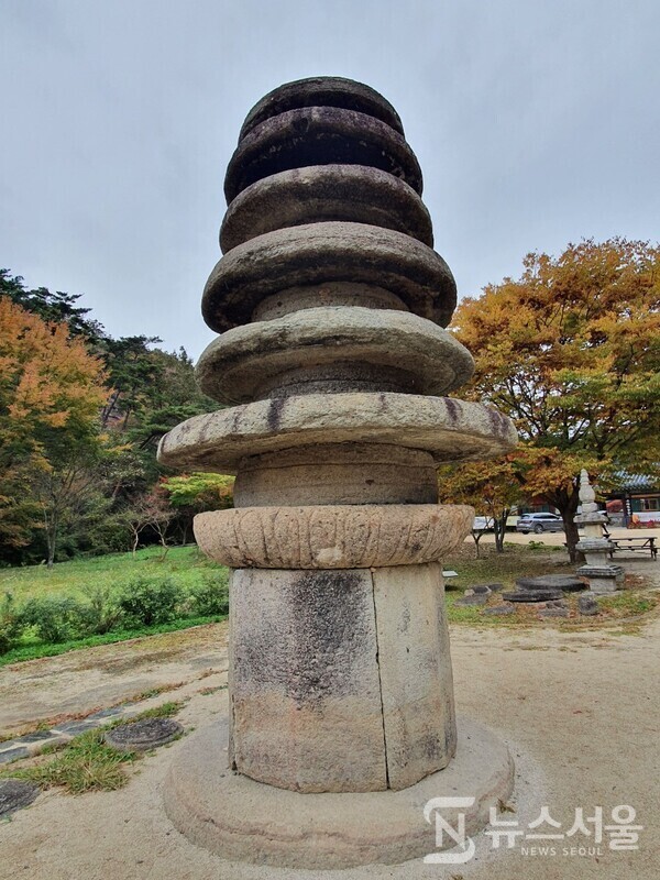 운주사 원형 다층석탑. 운주사 석조불감 앞에는 일반적인 석탑의 형태와는 달리 지대석, 기단부부터 탑신부의 탑신과 옥개석에 이르기까지 모두 원형 형태의 석탑이 있다. 높이 4.7m인 원형 다층석탑은 현재 남아있는 것은 6층이지만 원래는 더 있었던 것으로 추정된다. 우리나라에서는 상당히 드문 양식으로 그 가치를 인정받아 보물로 지정되어 있다.