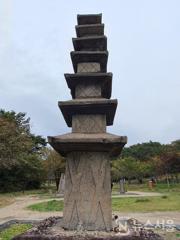 운주사 쌍교차문 칠층석탑. 운주사 광배 석불좌상 바로 앞에 위치한 칠층석탑은 외형은 신라시대 전형적인 양식을 따르고 있으면서도 각층 탑신석에 특이한 쌍교차문 ××과 측면의 마름모꼴 ◇ 형태의 장식을 하는 등 국내석탑에서는 그 유례가 없는 양식을 보여주고 있는 톡특한 형태의 탑이다.