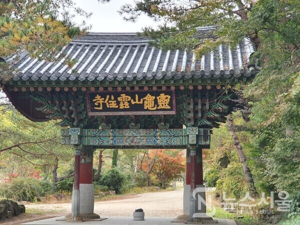 화순 운주사 일주문. 화순 운주사는 천불천탑(千佛千塔)과 와불(臥佛)로 유명한데, 전남 화순 도암면 용강리, 대조리에 있다. 운주사는 도선국사가 창건했다는 이야기가 전해지며 고려시대에는 큰 사찰로 융성했으나 임진왜란 때 법당 등이 훼손되어 폐사된 채로 남아 있는 것을 일제시대에 개인들의 시주로 대웅전 등 전각을 중건했다고 한다.