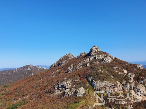 두륜봉 정상에서 바라본 가련봉, 노승봉, 고계봉. 두륜봉은 해발 680m의 높이에 있는데 두륜산 정상에서는 두륜산의 정상인 가련봉(해발 703m), 노승봉(해발 685m), 고계봉이 한눈에 조망된다. 가을 두륜산은 단풍이 어느 정도 물들어 만산홍엽(滿山紅葉)의 대자연을 그대로 보여주고 있다.