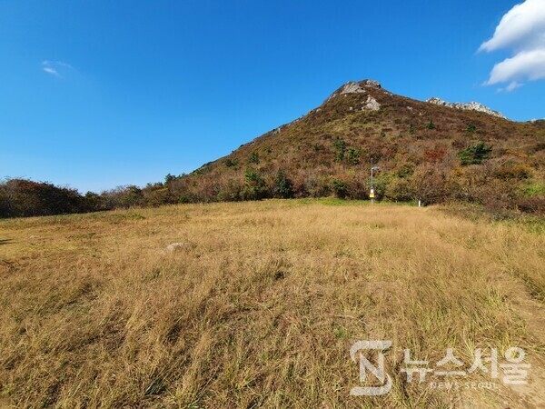오심재와 고계봉. 오심재(悟心峙)는 두륜산 노승봉과 고계봉 사이의 고개로 오소재 약수터에서 대흥사로 넘어가기 위해 예로부터 사용되어 왔다. 오심재 고개에서는 동쪽으로 주작산과 강진만이 보이며, 북서쪽으로 고계봉, 남동쪽으로는 노승봉의 모습이 보인다.