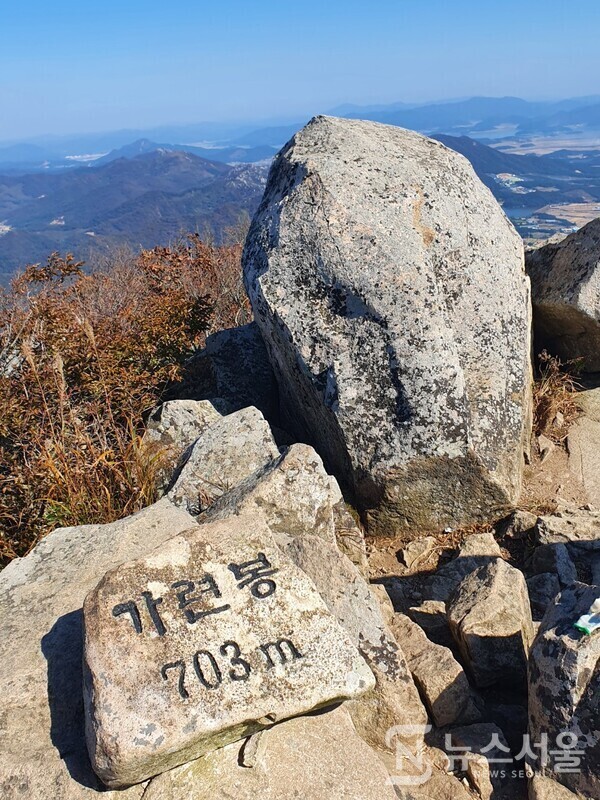 가련봉 정상석. 해남 두륜산에 있는 여러 봉우리 중 가장 높은 봉우리는 해발 703m의 가련봉이다. 가련봉 정상에서는 해남, 장흥, 강진, 완도 등 전남 서남부지방이 한눈에 조망되며 다도해 바다도 만끽할 수 있는 호사를 누릴 수 있다.