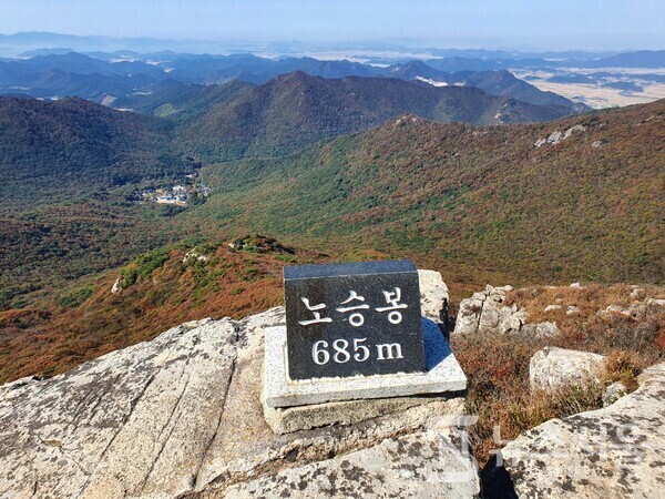노승봉 정상석과 대흥사. 두륜산 노승봉은 가련봉 북쪽에 있으며 노승봉에서 하산하면 오심재로 연결된다. 노승봉에서 서쪽 산 아래를 굽어보면 멀리 대흥사가 한눈에 조망된다.