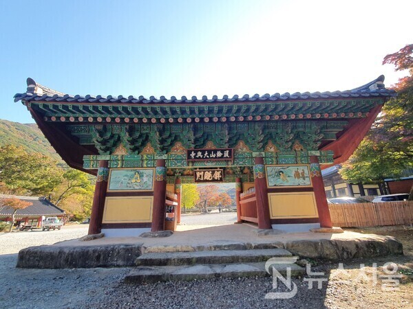 대흥사 해탈문. 대흥사 해탈문에는 문 앞에 ‘두륜산대흥사(頭輪山大興寺)’라는 현판과 전각 안에 ‘해탈문(解脫門)’이라는 현판이 따로 있다. ‘해탈문(解脫門)’ 현판은 ‘동국진체’로 유명한 원교 이광사의 글씨이며, 해탈문에 걸려 있는 '두륜산대흥사(頭輪山大興寺)' 현판은 조선 말기에 활동한 해사 김성근의 글씨이다. 대흥사 해탈문 안에는 사자를 타고 있는 문수동자와 코끼리를 타고 있는 보현동자가 봉안되어 있다.