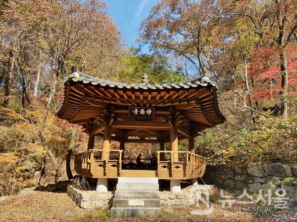 모악정. 모악산 정상에서 서쪽 김제 금산사로 내려가는 등산로 끝부분에 ‘모악정’이라는 이름의 자그마한 정자가 있는데, 모악산 등산객에게 꿀 같은 휴식장소를 제공해준다.