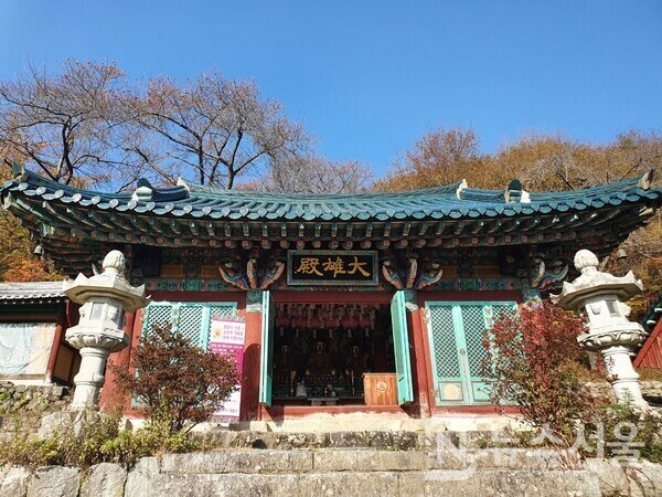 모악산 대원사. 대원사는 모악산 동쪽 산 중턱에 있는 천년고찰이다. 삼국시대 문무왕 때 창건되었다고 전해지며 정유재란 때 불타버렸는데 진묵대사 일옥이 중창하였다고 한다. 모악산 서쪽의 중심사찰은 김제 금산사이고 모악산 동쪽의 중심사찰은 완주 대원사라고 한다. 대원사는 강증산이 기도로 도통한 곳으로 널리 알려진 곳이며, 원불교의 정산종사 송규가 수도한 곳으로도 유명하다.