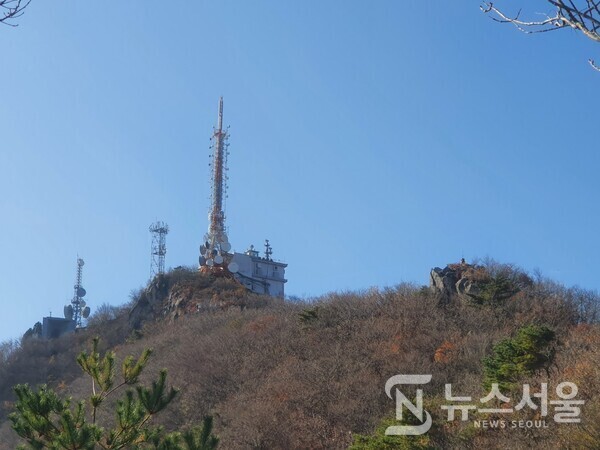 모악산 정상 방송송신소. 모악산 정상은 해발 793m 높이인데, KBS 등 방송송신소가 정상을 차지하고 있다. 필자가 모악산 산행을 한 날에는 코로나-19로 인해 정상 방송송신소가 일반인에게 개방되지 않아 모악산 정상석에 다다르지 못했다.