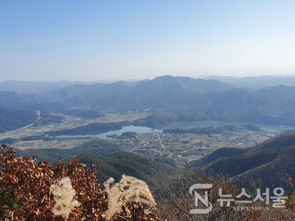 무제봉에서 바라본 완주 구이면 들판. 무제봉에서 동쪽방향으로 완주군 구이면 구이저수지와 구이들판이 한눈에 조망된다. 