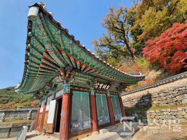금산사 적멸보궁. 금강계단(金剛戒壇)은 부처님 진신사리를 모시고 수계의식을 행하는 곳으로 자장율사가 양산 통도사에 최초로 만든 금강계단(金剛戒壇)이 대표적이다. 금강계단 전면에는 적멸보궁(寂滅寶宮)이라는 전각이 일반적으로 있는데 이 적멸보궁에는 불상을 봉안하지 않는다. 그 이유는 금강계단에 부처님을 상징하는 부처님 사리가 봉안되어 있기 때문이다.