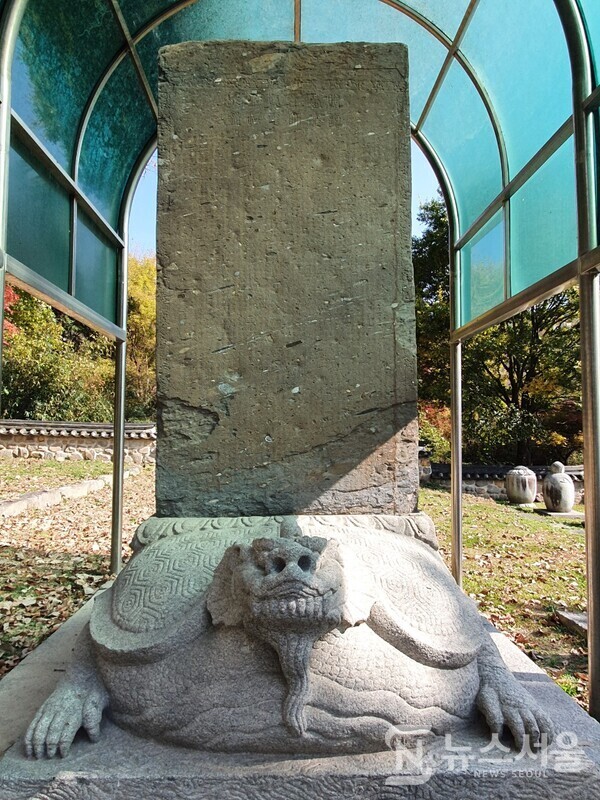 금산사 혜덕왕사 탑비. 혜덕왕사 소현은 고려시대 11세기에 금산사의 주지가 되어 금산사를 크게 중수하였다. 소현대사는 입적 후 왕사로 추증되었는데, 혜덕왕사 탑비는 고려시대 12세기 때 조성되었다.