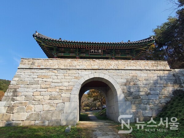 금산사 개화문. 금산사(金山寺) 입구에는 금산사를 보호하기 위해 쌓은 석성이 있었는데 지금은 성벽은 사라지고 성문만 남아 있다. 성문에는 ‘개화문(開化門)’이라는 현판이 걸려 있는데, ‘견훤성문’이라고 전해지기도 한다.