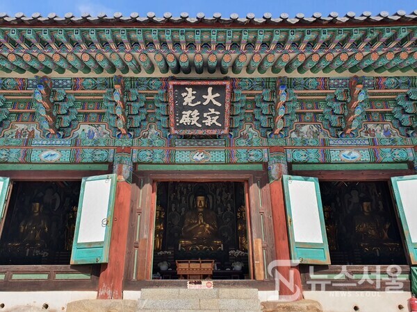 금산사 대적광전. 금산사는 화엄종의 맥을 계승하는 사찰인데, 화엄경의 주불은 ‘비로자나불’이며, 금산사 대적광전에는 비로자나불을 중심으로 아미타불, 석가모니불, 노사나불, 약사불 등 6개의 불상이 조성되어 있다. 화엄경에서는 ‘비로자나불’을 큰 고요함(大寂)과 지혜의 빛(光)을 지닌 부처라고 설명하고 있는데, 이러한 화엄경의 설명에서 기인하여 비로자나불을 본존불로 삼는 전각이 ‘대적광전(大寂光殿)’인 것이다. 금산사 대적광전은 1968년 보물로 지정되었으나 안타깝게도 1986년 화재로 전소되었고 1990년에 현재의 건물로 복원되었다. 대적광전(大寂光殿) 현판은 악필법으로 유명한 석전 황욱의 글씨이다.