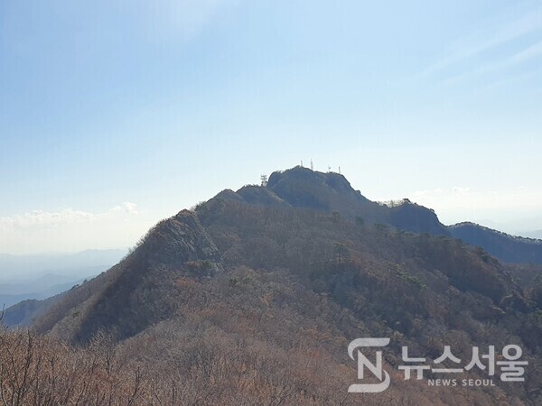 관음봉에서 바라본 천황봉 모습. 계룡산 정상은 천황봉(해발 846m)이지만 천황봉은 군사시설 등으로 인한 출입통제지역이라 일반적인 산행이 불가능하다. 관음봉에서는 천왕봉이 가까이 조망된다.