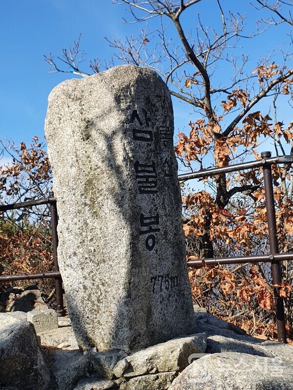 계룡산 삼불봉 정상석. 남매탑이 있는 상원암에서 서쪽 방향 산길을 걸어 삼불봉고개를 통과해서 조금 더 산행을 하다보면 해발 775m 높이의 ‘삼불봉’이 나온다. 삼불봉에서는 동쪽으로 공주 반포면 들녘이 한눈에 조망되고 남서쪽으로 관음봉과 계룡산 정상 천황봉도 조망된다.