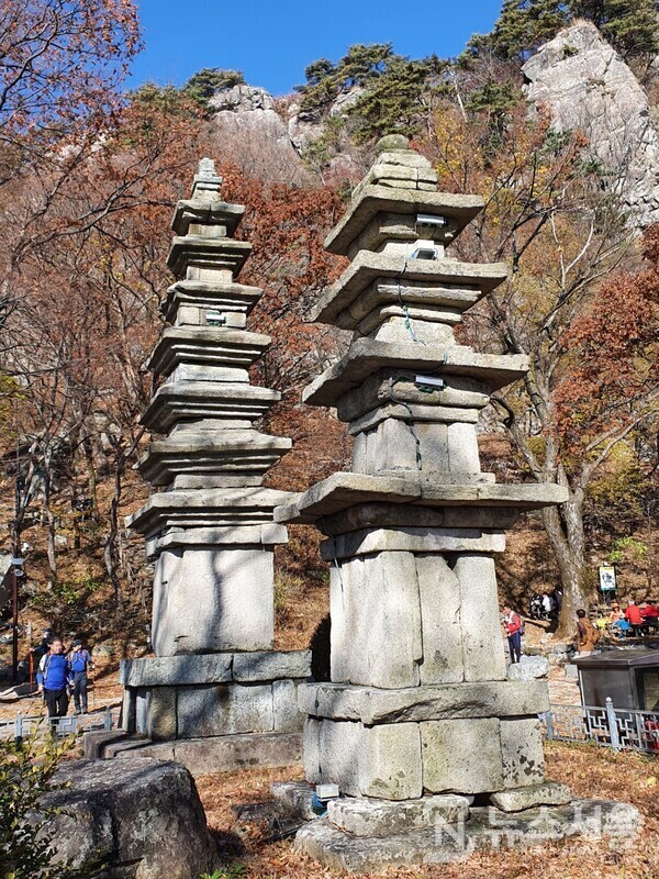 계룡산 남매탑. 계룡산 큰배재에서 약 500m 정도 거리에 상원암이 있으며 상원암 옆에 청량사 터가 있다. 이 청량사 터에 석조 7층석탑과 5층석탑이 나란히 있는데 이것이 유명한 ‘남매탑’이다. ‘남매탑’의 정식명칭은 공주 청량사지 칠층석탑과 오층석탑인데 고려시대에 조성된 것으로 추정되며 백제석탑의 양식을 따르고 있다. 문화재적 가치도 상당히 높아 두 석탑 모두 보물로 지정되어 있다.