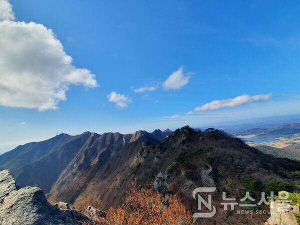 삼불봉에서 바라본 계룡산 능선.