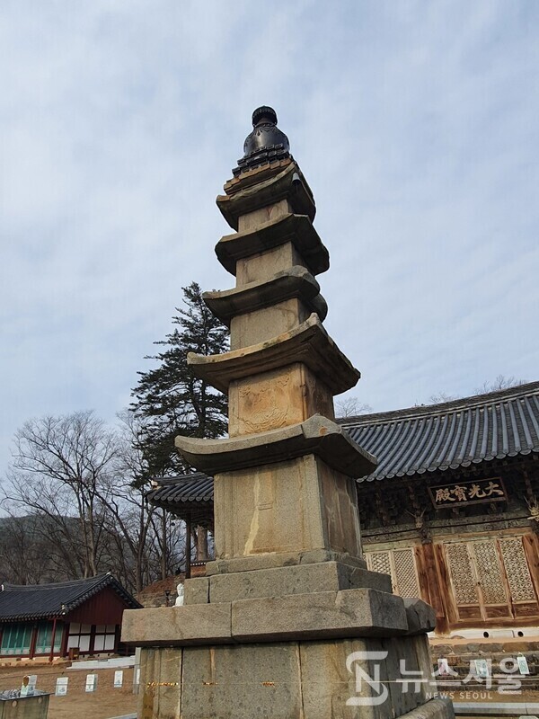 마곡사 오층석탑. 마곡사 북원 구역 대광보전(大光寶殿) 앞마당에 ‘오층석탑’이 있다. 고려말기에 원나라 라마교의 영향을 받아 세워진 것으로, 석탑 상륜부에 라마탑에 보이는 풍마등 머리 장식을 두었는데 전 세계적으로 희귀한 사례라고 한다. 이 오층석탑 일층 몸돌에는 자물쇠를 새겼으며, 이층 몸돌에는 사방을 지키는 사방불을 새겼다. 석탑의 문화재적 가치가 높아 보물로 지정되어 있다.