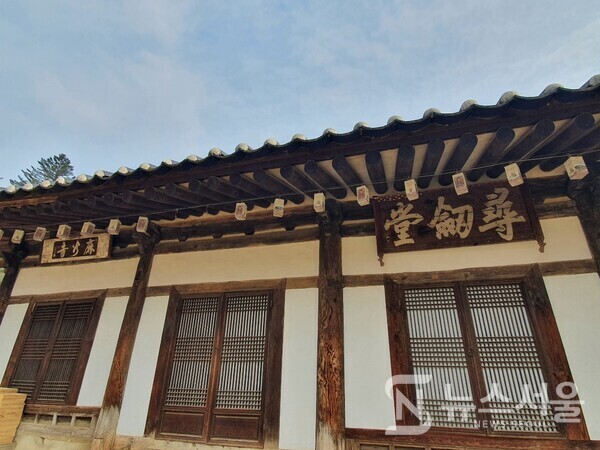 마곡사 심검당(尋劍堂). 마곡사 북원 구역 오층석탑 오른쪽에 ‘심검당(尋劍堂)’이라는 전각이 있는데, ‘심검당(尋劍堂)’은 “지혜의 칼을 찾는 집”이라는 뜻으로 스님들이 일상생활을 하는 곳이다. 심검당(尋劍堂) 현판은 영·정조 때의 문신이자 명필인 송하 조윤형의 글씨라고 한다. 심검당 건물에는 ‘마곡사(麻谷寺)’라는 현판도 함께 걸려 있는데 근대의 명필로 유명한 해강 김규진의 글씨이며, 마곡사 현판 배경 그림은 죽농 안순환의 작품이다. 