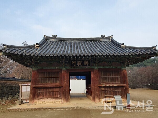 마곡사 해탈문(解脫門). 마곡사 남원 구역 오른쪽에 마곡사 정문이라고 할 수 있는 ‘해탈문(解脫門)’이 있으며, 해탈문 바로 앞에 ‘천왕문(天王門)’이 연이어 있다. 해탈문(解脫門) 건물 안에는 금강역사상과 문수동자상, 보현동자상이 있는데 금강역사상들이 그리 무섭지 않고 시골동네 형과 같은 친근한 표정을 짓고 있다.