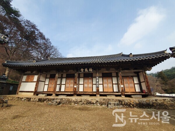 마곡사 매화당(梅花堂) 전각. 영산전 북쪽 옆에 ‘매화당(梅花堂)’ 이라는 전각이 있는데 이 매화당 전각은 현재 ‘태화선원’으로 쓰고 있다. ‘태화선원’은 그리 오랜 전통을 갖지는 못했지만 해마다 하안거와 동안거 기간 동안에는 조계종에서 이름난 고승과 수좌스님이 찾아와 정진을 하는 곳으로 유명하다. 매화당(梅花堂) 현판은 노봉 운필법으로 유명한 우송 민효식의 글씨라고 한다. 