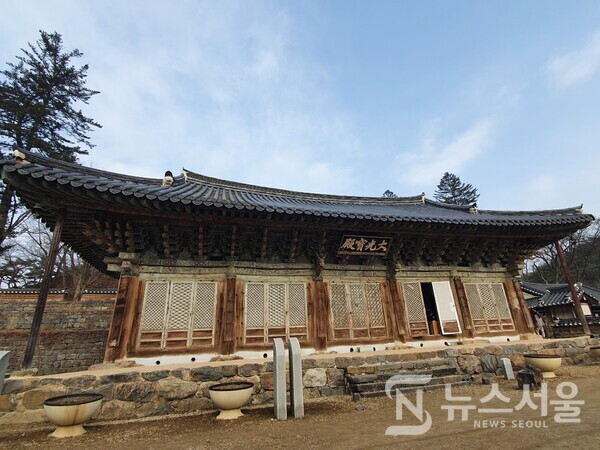 마곡사 대광보전(大光寶殿). 대광보전은 마곡사의 중심 전각이다. 임진왜란 때 불타 없어진 것을 18세기 후반 정조 때 다시 지었다고 한다. 대광보전 내부에는 진리를 상징하는 비로자나불이 동쪽을 바라보도록 모셔져 있으며, 후불탱화로 영산회상도가 봉안되어 있다. 마곡사 대광보전은 조선 후기 건축사 연구에 귀중한 자료가 되어 보물로 지정되어 있다. 대광보전(大光寶殿) 현판은 18세기 조선 후기 문인이자 이름난 화가이며 뛰어난 서예가로 꼽히는 표암 강세황의 글씨라고 한다.