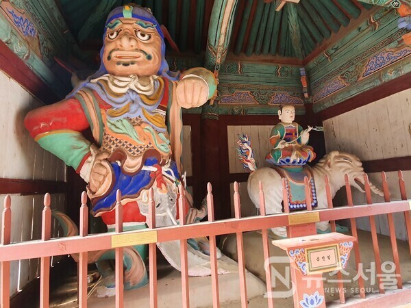  마곡사 해탈문 내 나라연금강과 보현동자