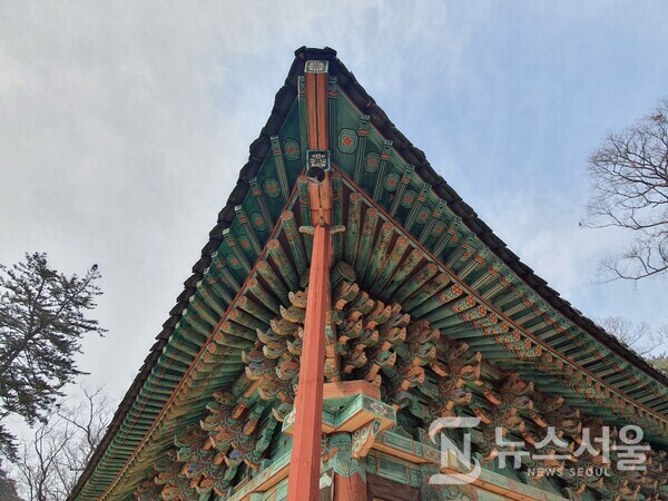 충남 공주 마곡사 대웅보전 처마