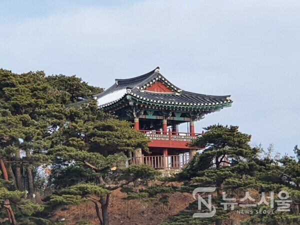 절벽 위에 우뚝 솟은 청간정. ‘청간정(淸澗亭)’은 관동팔경 중 하나이다. ‘청간정(淸澗亭)’은 강원도 고성군 토성면 청간리에 있으며 조선 중종 때인 16세기 전반에 청간정을 중수했다는 기록이 남아 있어서 그 이전에 건립된 것으로 추정된다. 그 뒤 청간정은 1884년 갑신정변 당시 불에 타버린 뒤 방치되었다가 1928년 재건하였고 1981년 해체, 복원하였다. ‘청간정(淸澗亭)’은 설악산에서 발원하여 동해로 흐르는 천진천과 동해가 만나는 구릉 절벽 위에 우뚝 솟아 있다.