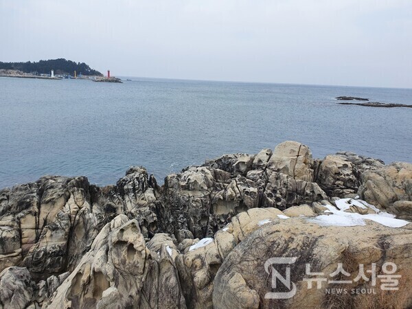 고성 능파대. 강원 고성군 죽왕면 문암리 문암해변에는 유명한 고성 '능파대'가 있다. '능파대'는 지질학적으로 '타포니(tafoni)' 라고 말하는데, 해안 암벽 바위에 벌집처럼 구멍이 파인 지형을 말하는 것으로 독특한 지질 풍경으로 유명하다.