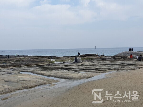 아야진해변의 거북바위. ‘아야진 마을’은 구전에 의하면 마을명을 ‘구암리(龜岩里)’라 불러 왔는데 아야진 등대가 위치한 바위가 거북처럼 생겼다고 하여 ‘구암리’라는 이름이 붙여졌다고 한다. 바위가 있는 아야진 해변에는 거북 바위 조형물도 복원되어 있다.