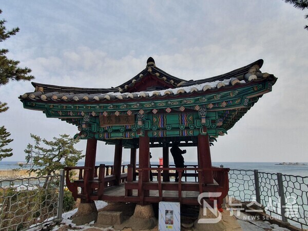 천학정. 강원 고성군 토성면 교암리 해변에 고성8경 중 하나인 '천학정'이 있다. 1931년에 건립된 정자로 천학정에서는 남쪽으로 청간정과 백도가 바라다보이고, 북쪽으로는 능파대가 가까이 있다.