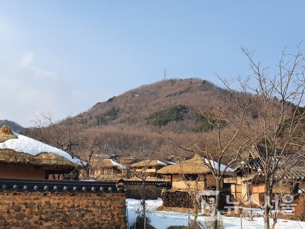 고성 왕곡마을. 강원 고성군 죽왕면 오봉리 송지호 안쪽에 오봉산 아래 펼쳐진 전통한옥마을이 있는데 바로 ‘왕곡마을’이다. 고성 왕곡마을은 마을을 둘러싸고 있는 5개의 봉우리로 인하여 6.25 전쟁 중에도 폭격을 한 번도 당하지 않아 19세기를 전후하여 건립된 북방식 전통한옥이 스무 채 이상 보존되어 있는데, 영화 ‘동주’의 촬영지로도 유명하다.
