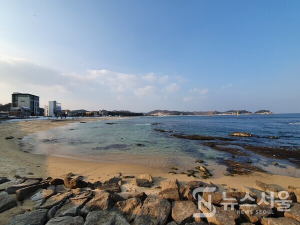 공현진2리 해변. 수뭇개바위로 유명한 공현진항 북쪽에 공현진2리 해변이 있는데 전형적인 동해안 해수욕장 중 하나이다.