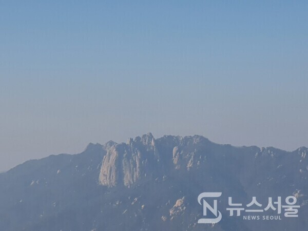 수락산 정상에서 바라본 건너편 도봉산. 수락산 정상인 주봉에서는 멀리 건너편 도봉산의 모습이 한눈에 조망된다. 다만 필자가 수락산 정상에 오른 때에는 미세먼지가 약간 있어 도봉산 모습이 뚜렷하지 않아서 아쉬웠다.