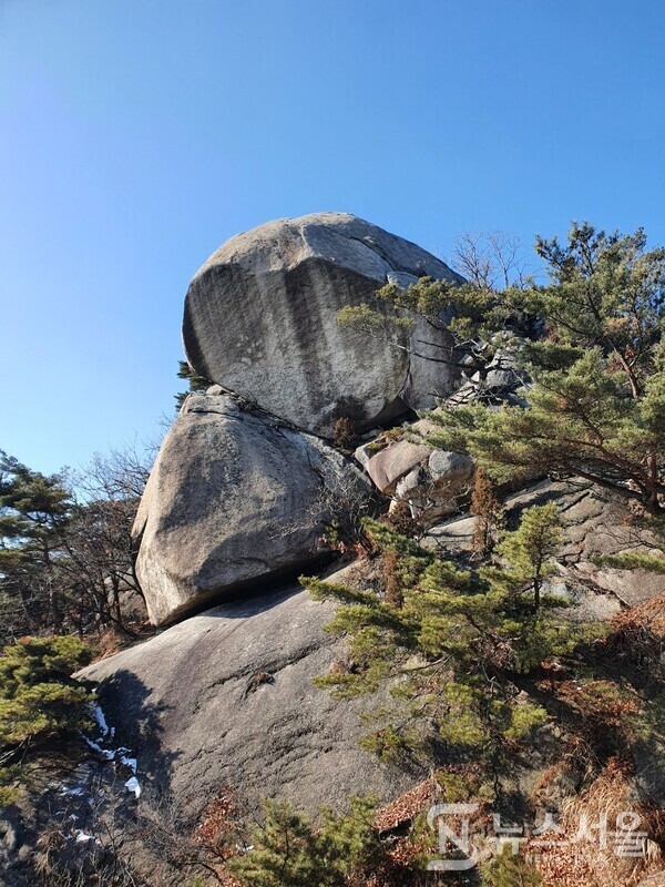 수락산 도솔봉. 노원골에서 우측 능선길을 따라 귀임봉에 오르고 귀임봉에서 수락산 주능선으로 합류하는 지점에 해발 538m 높이의 도솔봉이 있다.