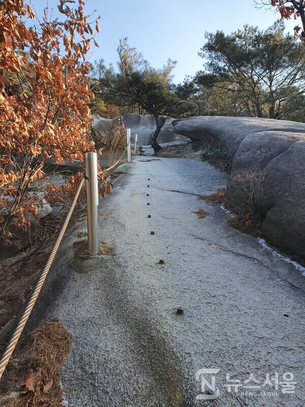 귀임봉 올라가는 길. 수락산 노원골에서 우측 능선길을 따라 걷다보면 수락산 남쪽 봉우리 중 하나인 ‘귀임봉’으로 올라가는 바위 길이 나온다.