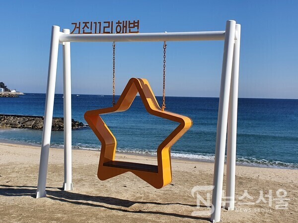 거진11리 해변. 강원 고성군 거진읍 중심부는 남쪽 송포리와 북쪽 거진리이다. 거진리 중 거진11리에는 거진해수욕장이 있고, 거진해수욕장 위쪽으로 거진항이 자리잡고 있다.