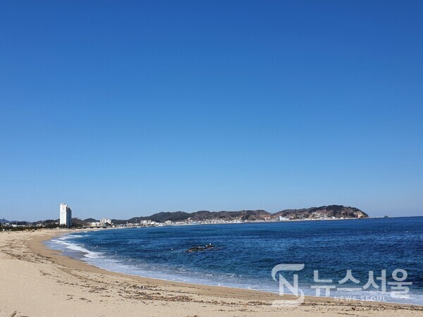 송포리해변과 거진읍내. 강원 고성군 거진읍 반암리에서 북쪽으로 걷다보면 송포리가 나온다. 송포리해변은 길게 펼쳐져 있어 거진해변과 연결된다. 송포리해변에서는 멀리 고성 거진읍 읍내와 거진항, 거진해맞이봉 등이 한눈에 조망된다.