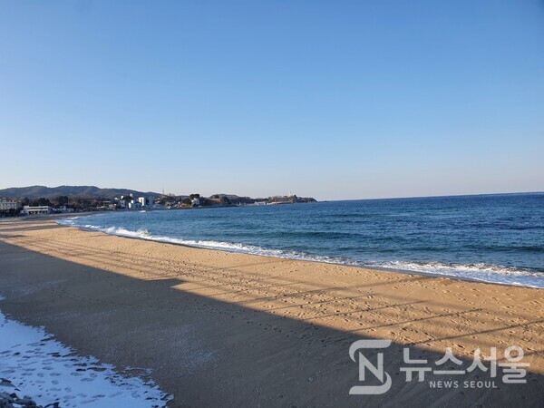 초도해수욕장. 강원 고성군 현내면 초도리에 ‘초도해수욕장’이 있다. 여름철에도 그리 사람이 많지 않아 한적한 시골의 여유를 느낄 수 있는 청정해수욕장 중 하나인 곳이다.