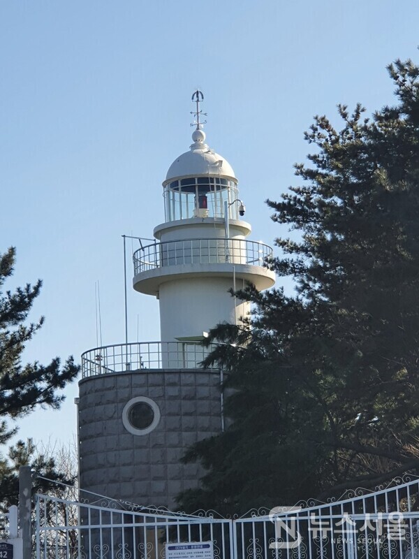 거진등대. 강원 고성군 거진읍 거진항이 내려다보이는 산등성이 위에 하얗게 우뚝 솟은 등대가 있는데 바로 ‘거진등대’이다. 예전에는 유인 등대였는데 지금은 체육공원과 해맞이 공원으로 새롭게 거듭나서 많은 관광객들이 휴식과 산책을 함께 하기 위해서 자주 찾는 명소로 알려지고 있다.