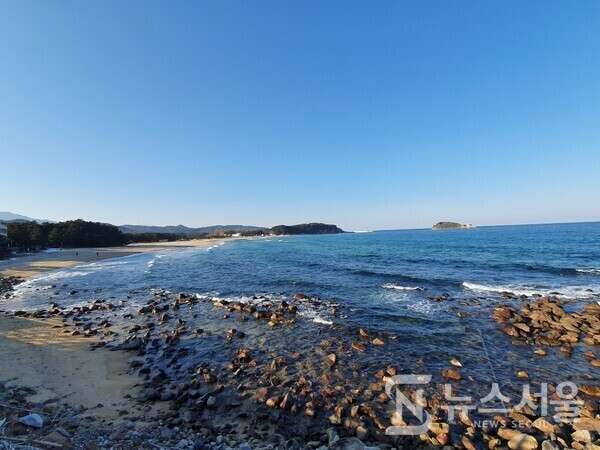 화진포해변. 석호(潟湖)인 화진포 호수 밖 바다에 접한 해변이 바로 ‘화진포해변’인데 송림 사이로 내려다보이는 수려한 풍치의 바닷가로 유명하다. 수만년 동안 바위와 조개껍질이 부서져 만들어진 백사장은 수심이 얕고 해저가 눈으로 보여 여름 뿐만 아니라 사시사철 관광객들이 끊이지 않는 명소이다.
