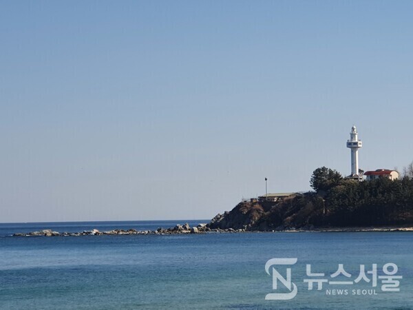 마차진해변에서 바라본 대진등대. 강원 고성군 현내면 마차진해변에서 남쪽 방향으로 동해바다를 비추는 ‘대진등대’가 도드라지게 보인다.