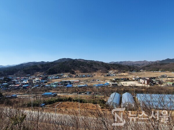 명파마을. 강원 고성군 현내면 명파리에 민통선 이남 민간인이 사는 최북단 마을인 ‘명파마을’이 있다. 인근에 논과 밭이 제법 있고 상당수 주민들이 거주하며 보건진료소와 최북단 학교인 명파분교 등이 있다.