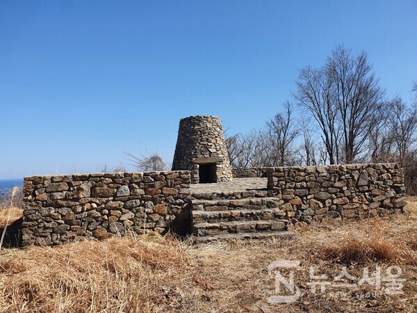 술산봉수대. 해파랑길 50코스 구간 내 강원도 고성군 현내면 마차진리에는 해발 133m 높이의 '봉화봉'이 있다. 이 봉화봉 정상에는 신라시대부터 축조되었으며 최근에 복원한 '술산봉수대'가 있는데, 봉수대 정상에서는 북한 금강산과 해금강까지 조망된다.