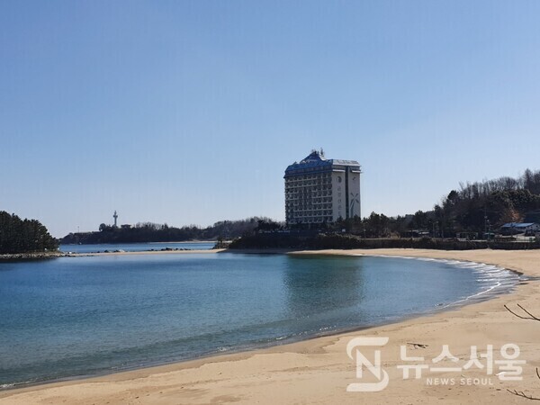 마차진해변과 금강산콘도. 강원 고성 현내면 대진리에서 북쪽으로 ‘마차진리’가 있다. 마차진리에는 해수욕장이 있는 마차진해변이 있는데 이 해변 가운데 금강산콘도가 있다. 마차진해변은 물이 말고 수심이 깊지 않아서 여름 피서객에게 알려진 숨은 명소 중 하나이다.